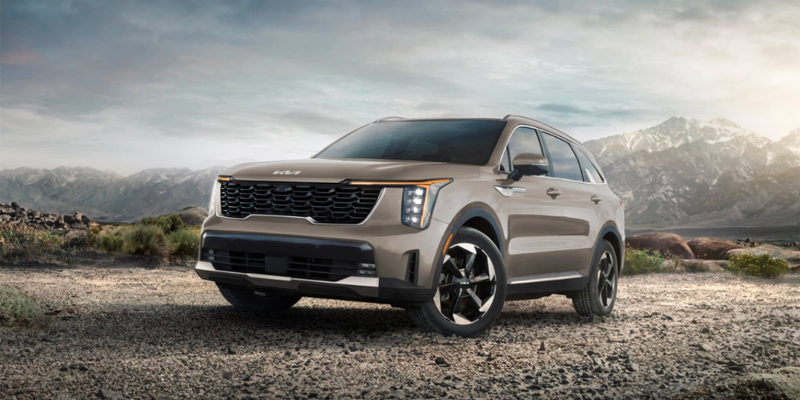 A 2025 Kia Sorento Plug-in Hybrid parted near a picturesque mountain after traveling from New Port Richey, FL