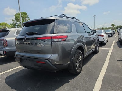 2022 Nissan Pathfinder SV