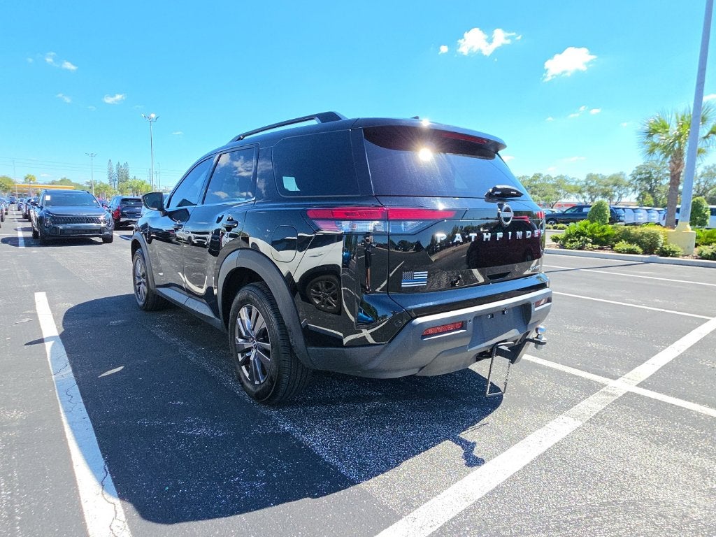 2023 Nissan Pathfinder SV