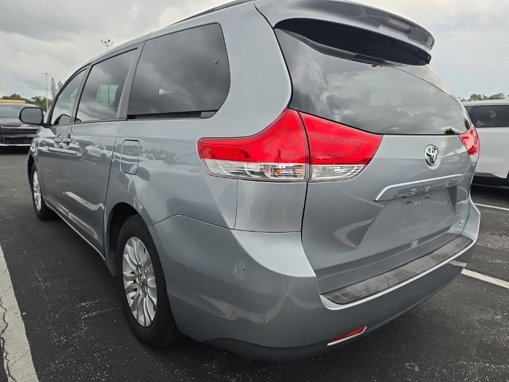 2013 Toyota Sienna XLE 8 Passenger