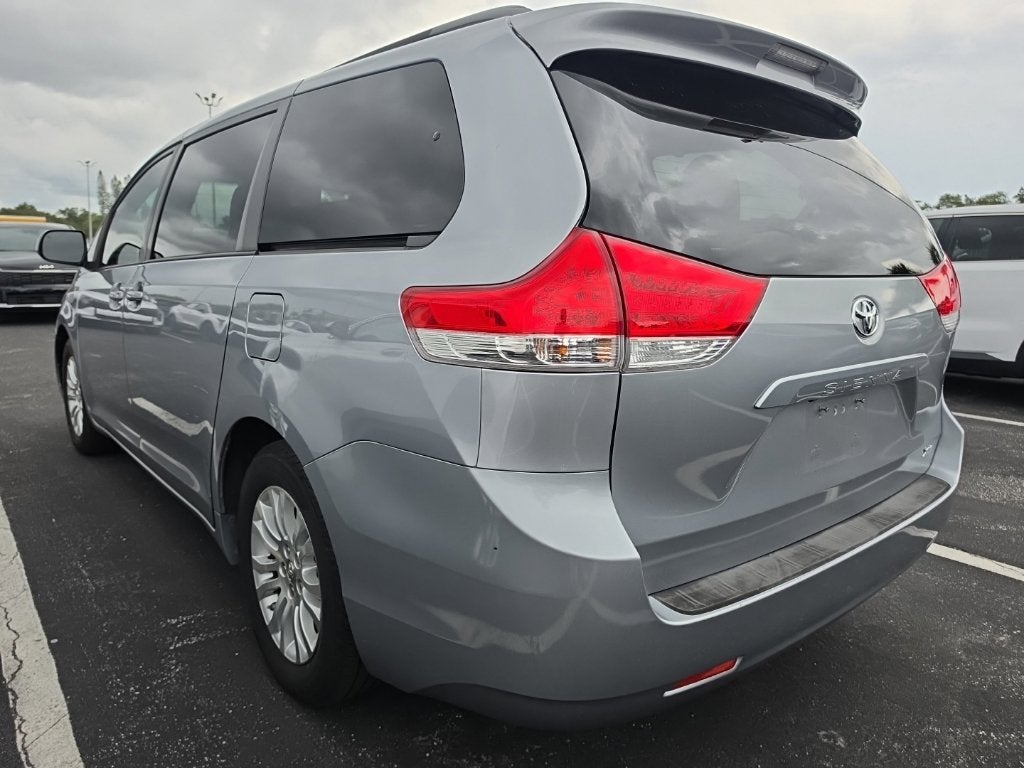 2013 Toyota Sienna XLE 8 Passenger