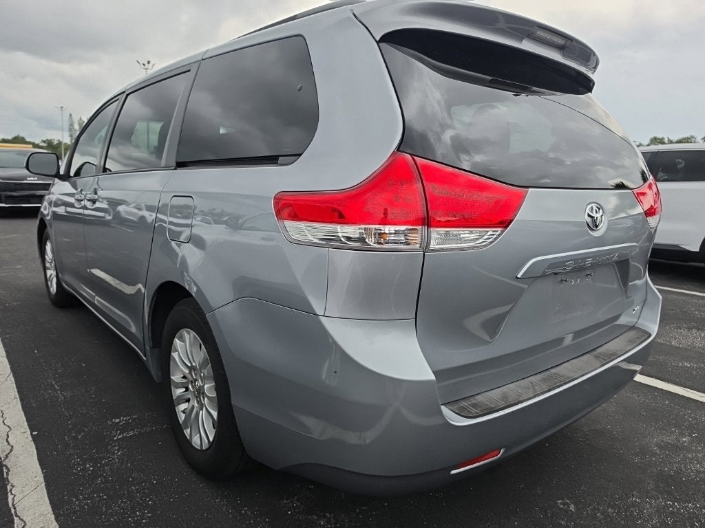 2013 Toyota Sienna XLE 8 Passenger