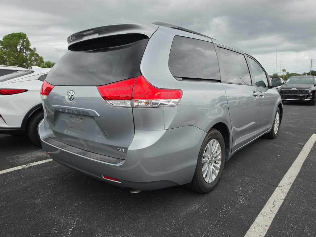 2013 Toyota Sienna XLE 8 Passenger