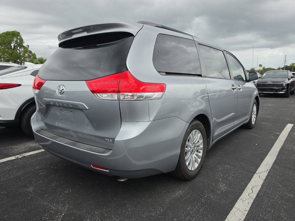 2013 Toyota Sienna XLE 8 Passenger