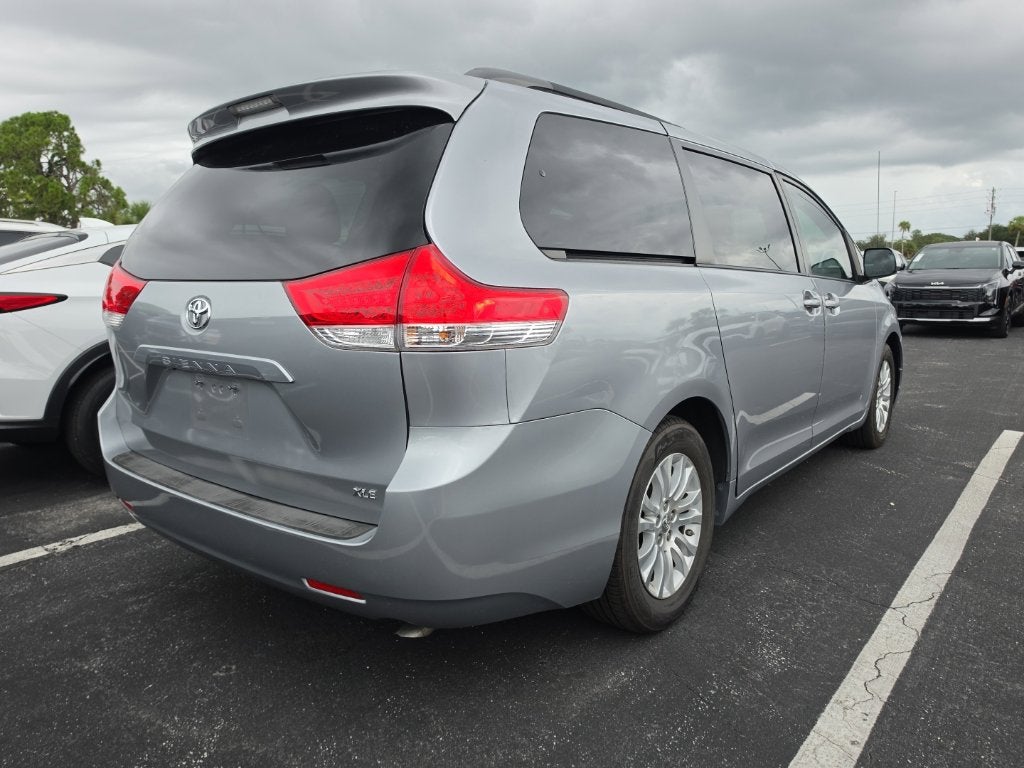 2013 Toyota Sienna XLE 8 Passenger