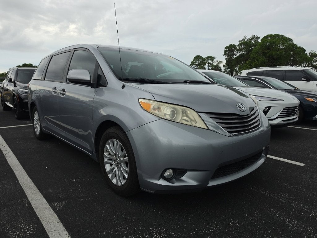 2013 Toyota Sienna XLE 8 Passenger