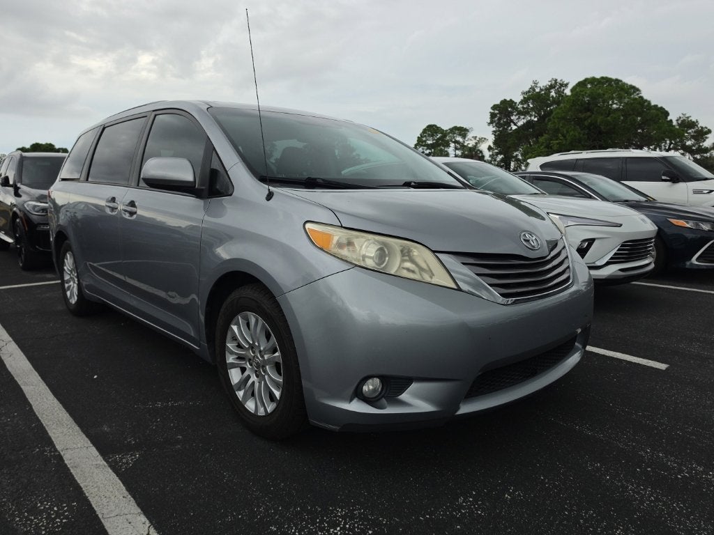 2013 Toyota Sienna XLE 8 Passenger