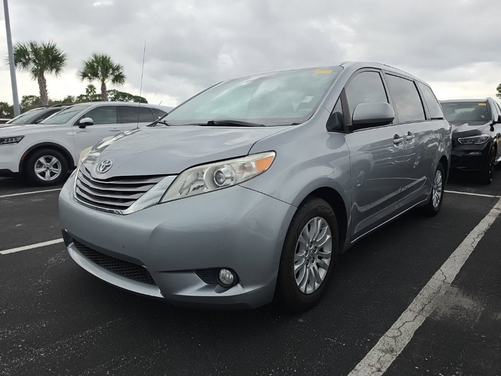 2013 Toyota Sienna XLE 8 Passenger