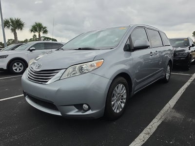 2013 Toyota Sienna XLE 8 Passenger