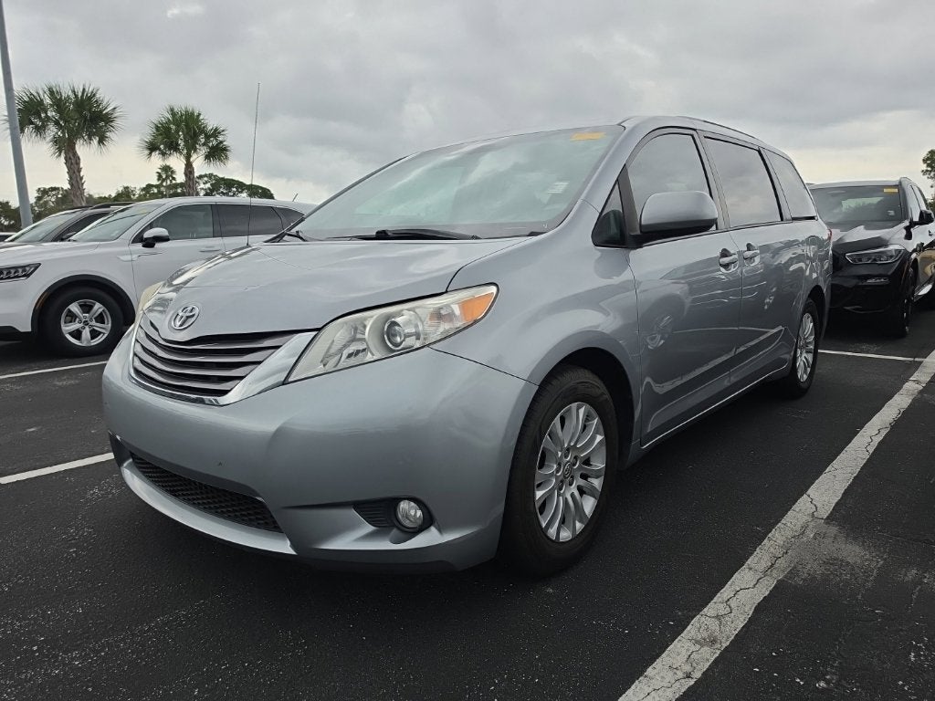 2013 Toyota Sienna XLE 8 Passenger