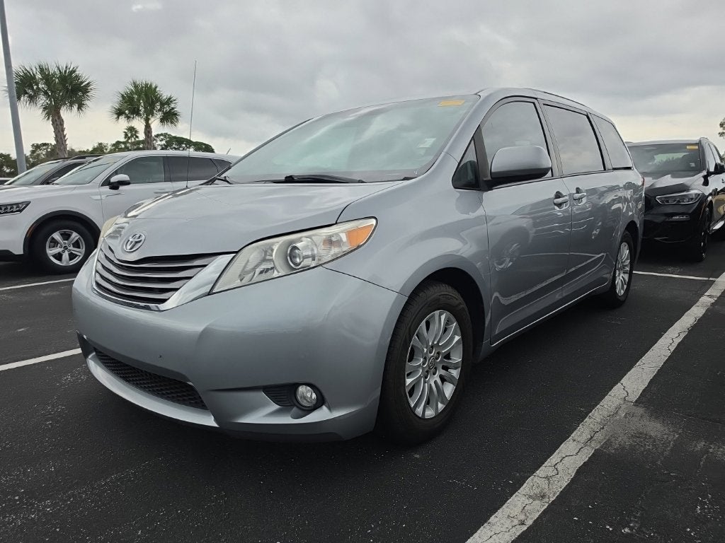 2013 Toyota Sienna XLE 8 Passenger