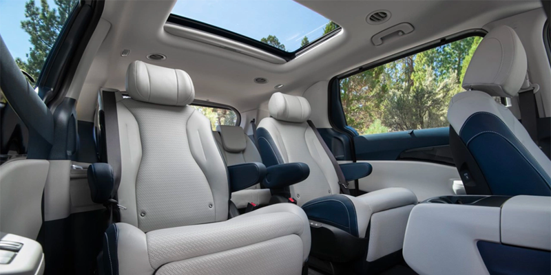 The captain's chair option configuration in the 2025 Kia Carnival in New Port Richey, FL
