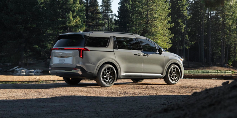 A parked 2025 Kia Carnival in New Port Richey, FL