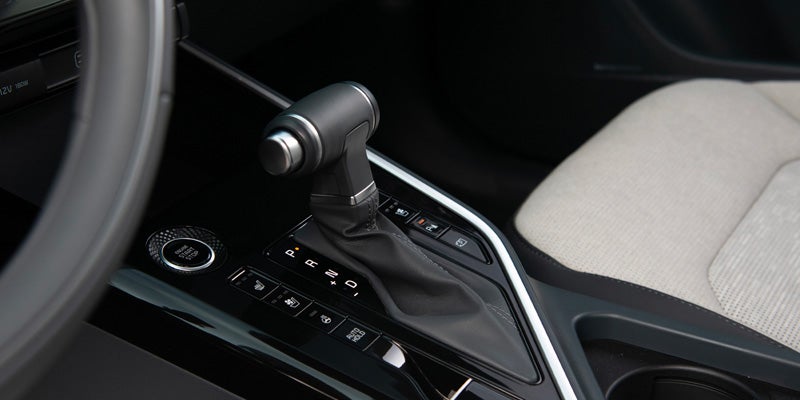 The gear shift in the 2025 Kia Niro in New Port Richey, FL